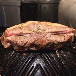 羊肉炭火焼 肉汁屋 - Tボーンステーキもじっくり焼いて後で切り分けてもらいます。