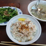 三雅嘉義火雞肉飯 - 鶏飯とスープ、青菜