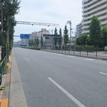 ラーメン二郎 - 接する高島通り