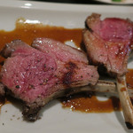 炭火焼酒亭ローリンストーン - 名物／豪州産骨付きラムロース　ズームアップ