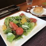 バレーナ - スイカの入った自家栽培野菜サラダ