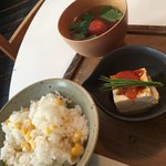 ハオス ダイニングルーム - とうもろこしご飯、自家製豆腐きみ醤油、ミニトマトのおすまし