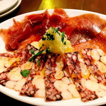 「県産マグロの塩漬け（自家製魚介のサラミ仕立て）」と「島ダコのソプレッサーダ（自家製魚介のサラミ仕立て）」の二種盛り合わせ（1.200円）