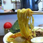 中華そば 馥 - このお店独特の平打ち麺、これは食べる価値ありです。