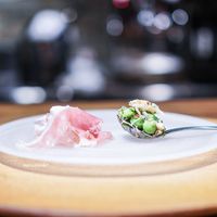 TXOKO - 桃と生ハム、毛蟹と枝豆のビネグレットソース