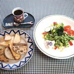 Kafe Ando Be-Kari Genraku - 自慢のパンと大盛りのサラダにドリンクはベジタリアンのお客さまからのご依頼で完成。