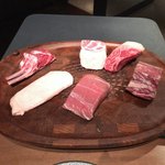 90483875 - ●メイン
                    お肉は６種類＆お魚は1種類があり、子牛のロース、鴨の胸肉、骨付きの子羊、もち豚の肩ロース、ハーブ牛のサーロイン、黒毛和牛のヒレ、お魚はイサキ。