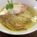 らあめん サンド - 比内地鶏とシャモロックの塩らぁめんです。綺麗に畳まれた細麺が旨い！