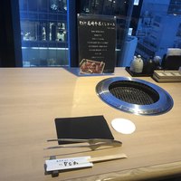 尾崎牛焼肉 銀座 ひむか - カウンター席 目前のビルは美容院らしい。