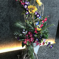 開花亭sou-an - 夏を演出するエントランスの大きな生け花