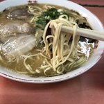 博龍軒 - 麺は中細の平打ち麺