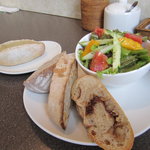 4シーズンズカフェ ハンナリ - サラダ＆パンのセット。左奥は柚子餡パン