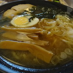 Tennen Onsen Zabu No Shokujidokoro - 具がたっぷり入った醤油ラーメン