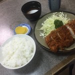 かつ善 - とんかつ定食800円也　お安いですね〜　奥さん愛想なくていいからせめてテーブル拭いてよ（笑）