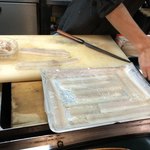鰻はし本 - うな刺し仕込み