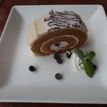 カフェ・アート - 黒蜜きなこのロールケーキ