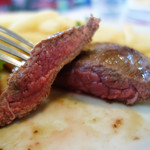 ボンジュール食堂 - ステーキは咀嚼する赤身肉です。