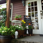 Kafe Ando Be-Kari Genraku - お店前に色とりどりの花々