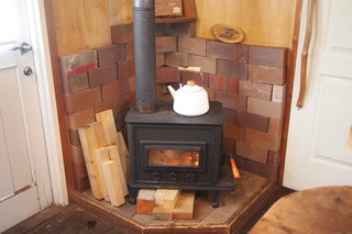 Kafe Ando Be-Kari Genraku - 冬は「薪ストーブ」で暖をとります。