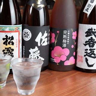 月替わりの日本酒や焼酎など、種類豊富な旨い酒に舌鼓を打つ