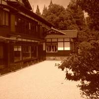 翠州亭 - 翠州亭の中庭から見た外観です。（ちょっとレトロにセピアにしてみました。）凝りすぎ？