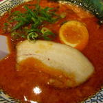 丸源ラーメン - 醤油とんこつラーメン赤は、スープが真っ赤