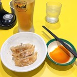 松軒中華食堂 - 焼餃子3個140円。ウーロンハイ248円