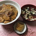 東陽軒 - 蓋を開けて焼肉丼