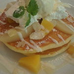 ツインリバーカフェアンドキッチン - 桃と洋ナシのパンケーキ