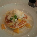 ツインリバーカフェアンドキッチン - 桃と洋ナシのパンケーキ