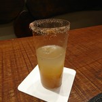 傳 - (2018年8月　訪問)食前酒。テキーラベースに搾りたてのグレープフルーツとタマリンド、メキシコの天然塩をあしらったフルーティなお酒。とっても飲みやすい。