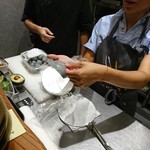 傳 - (2018年8月　訪問)トルティーヤは1枚1枚手作り。メキシコには各家庭に1台はトルティーヤ生地を伸す機械があるそうです。