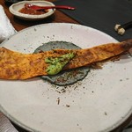 傳 - (2018年8月　訪問)シュレッドチーズをオムレツのように巻き、トルティーヤと共に。これも香りが複雑ですが美味しい。トマトサルサと相性が良い＾＾