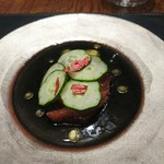 傳 - (2018年8月　訪問)鰹の刺身をセヴィーチェ風に。桜の塩漬けを添えた遊び心のある１品。