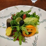 傳 - (2018年8月　訪問)定番サラダ。安定の美味しさ。