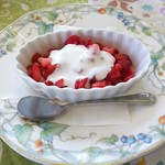 ペンションクライスデール - イチゴにギリシャヨーグルトがけ