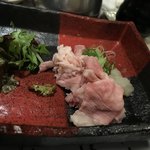 王道居酒屋 のりを - 写真を撮る間も無く消えていく牛肉（笑）ほとんど生です。