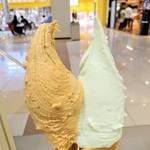 ポーラーベア - ﾀﾞﾌﾞﾙｺ-ﾝ390円☆左:ｶﾌｪﾗﾃ、右:ﾗﾑﾈ☆ﾗﾑﾈは夏らしいｿ-ﾀﾞ味に小さいﾗﾑﾈが入ってました☆*8/6