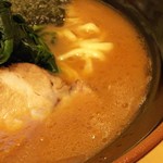 横浜家系らーめん英 岐阜店 - 粘度のあるスープは醤油感も強め。