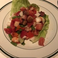 ウルフギャング・ステーキハウス 六本木 - エビとベーコンが入ったサラダ。