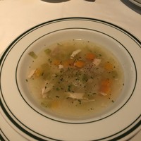 ウルフギャング・ステーキハウス 六本木 - チキンコンソメスープはイマイチ。