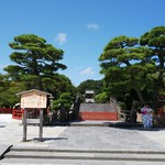 Asakusa Shokudou - 太鼓橋から望む八幡宮