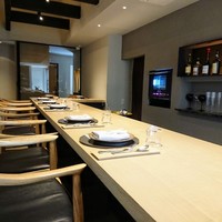 オルト - １階カウンター席、壁に光る物はＴＶではなくパンを焼くオーブン