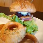 ダグズ・バーガー - ダグズ・カリフォルニアレーズン＆クランベリーハニーソース・ツナステーキバーガーとオニオンリングス