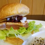 ダグズ・バーガー - ダグズ・カリフォルニアレーズン＆クランベリーハニーソース・ツナステーキバーガー