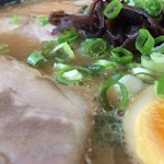 豚骨ラーメン 新井商店 - 「豚骨チャーシューメン」〔細麺 バリカタ〕接写。2日間かけてじっくり煮込むという、その豚骨スープは、師匠方に当たる『だるま大使 本店』仕込みの『呼び戻し』と言う製法で作られている。