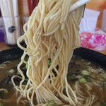 豚骨ラーメン 新井商店 - 「豚骨チャーシューメン」〔細麺 バリカタ〕麺リフト。麺は、機械打ち角刃麺、低加水率のパキパキの麺だ。麺幅は、いわゆる博多・長浜ラーメンの極細麺よりは若干太めであろうか。