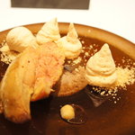 フロリレージュ - 前菜：フォアグラとメレンゲのコントラスト★メレンゲのさくさく感と甘みが加わり、フォアグラにさらに深い味わいを与えてくれます。絶品！！（2011/2）