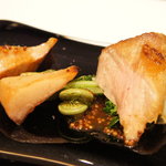 フロリレージュ - 本日の内臓料理一品目：豚トロのロースト♪黒いプレートの上はまるで舞台！！（2011/2）