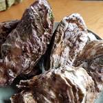Izakaya Ennasubi - 茨城県産と大分県産の岩牡蛎[イワガキ]を入荷！！粒が大きくて、ボリュームとミルキーさがたまりません！！鉄分ミネラルたっぷりな牡蛎はいかが？